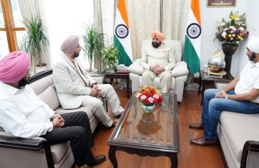 राज्यपाल से शिष्टाचार भेंट करते हुए सिख प्रतिनिधिमण्डल के सदस्यगण।