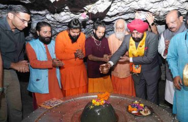 The Governor performing a ritual water offering at the Tapkeshwar Mahadev Temple and praying for the well-being, prosperity, and happiness of the people of the state.