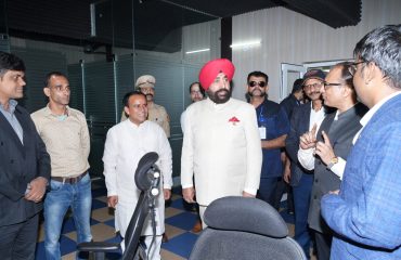 देहरादून से शिक्षा विभाग की अभिनव पहल ‘‘शिक्षा की बात’’ कार्यक्रम में अधिकारियांे से जानकारी प्राप्त करते हुए राज्यपाल।