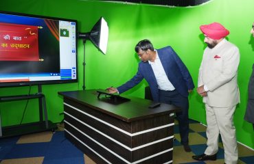 देहरादून से शिक्षा विभाग की अभिनव पहल ‘‘शिक्षा की बात’’ कार्यक्रम का उद्घाटन करते हुए राज्यपाल।