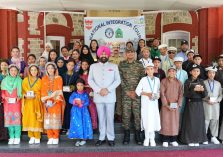 राजभवन में ‘‘राष्ट्रीय एकता यात्रा’’ पर शिक्षक एवं छात्र-छात्राओं के साथ राज्यपाल।;?>