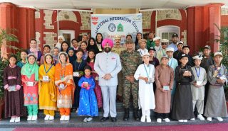 राजभवन में ‘‘राष्ट्रीय एकता यात्रा’’ पर शिक्षक एवं छात्र-छात्राओं के साथ राज्यपाल।