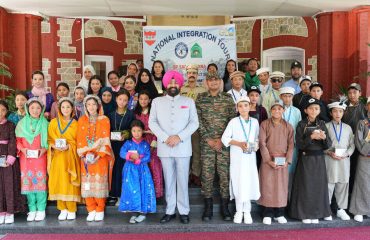 राजभवन में ‘‘राष्ट्रीय एकता यात्रा’’ पर शिक्षक एवं छात्र-छात्राओं के साथ राज्यपाल।