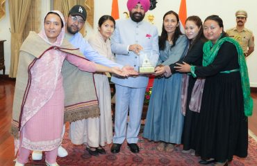 राजभवन में लद्दाख की नुब्रा घाटी के शिक्षकों को केदारनाथ की प्रतिकृति भेंट करते हुए राज्यपाल।