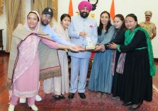 The Governor presents a replica of Kedarnath to teachers from the Nubra Valley of the Union Territory of Ladakh;?>