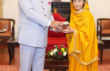राजभवन में नुब्रा घाटी की छात्रा को सम्मानित करते हुए राज्यपाल।