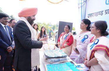 The Governor inspecting the products of self-help groups at the Krishali Chowk branch of UGB, Dehradun.