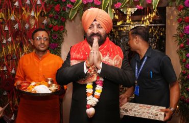 देहरादून स्थित माँ डाट काली मंदिर में पूजा-अर्चना करते हुए राज्यपाल।