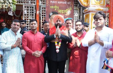 देहरादून स्थित माँ डाट काली मंदिर में पूजा-अर्चना करते हुए राज्यपाल।