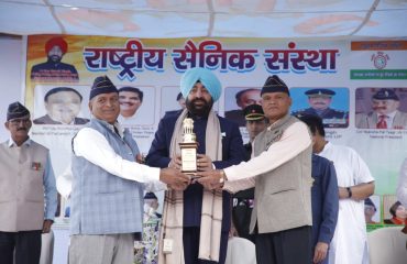 Members of the Rashtriya Sainik Sanstha presenting a memento to the Governor