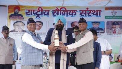Members of the Rashtriya Sainik Sanstha presenting a memento to the Governor