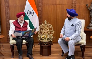 Governor paying courtesy call on Shri Hardeep Singh Puri in New Delhi