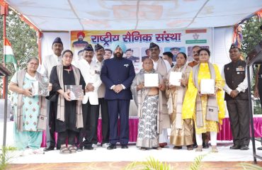 “शहीद सम्मान समारोह” में पूर्व सैनिकों एवं विरांगनाओं के साथ राज्यपाल।