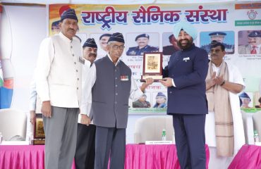 The Governor honouring a former soldier at the “Martyr Samman Samaroh”