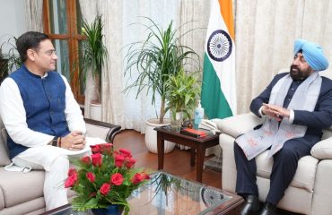 Shri Saurabh Bahuguna paying a courtesy call on the Governor.