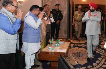 The Governor participating in the closing session of the two-day “Chintan Shivir” organised by the Higher Education Department.