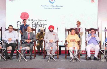 The Governor participating in the closing session of the two-day “Chintan Shivir” organised by the Higher Education Department.