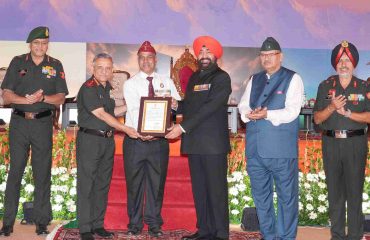 वीर नारियों तथा उत्कृष्ट कार्य कर रहे भूतपूर्व सैनिकों को सम्मानित करते हुए राज्यपाल।