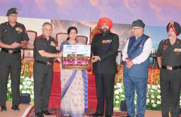 वीर नारियों तथा उत्कृष्ट कार्य कर रहे भूतपूर्व सैनिकों को सम्मानित करते हुए राज्यपाल।
