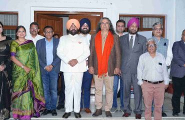 The Governor with health experts, psychologists, legal experts and financial counsellors at the programme.