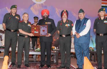 CDS General Anil Chauhan presenting a memento to the Governor.