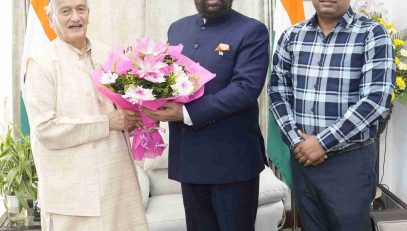 Former Governor of Maharashtra and former Chief Minister of Uttarakhand, Shri Bhagat Singh Koshyari, meeting Governor Lt Gen Gurmit Singh (Retd.) and extending Diwali greetings.