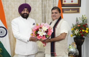 Rajya Sabha MP Shri Mahendra Bhatt paying a courtesy call on the Governor and extending Diwali greetings.