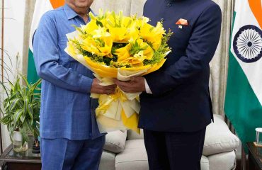 राज्यपाल से भेंट कर दीपावली की शुभकामनाएं देते हुए विधायक कालाढूंगी श्री बंशीधर भगत।