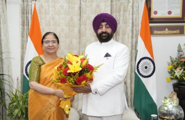 Vice Chancellor of Doon University, Prof. Surekha Dangwal, paying a courtesy call on the Governor and extending Diwali greetings.