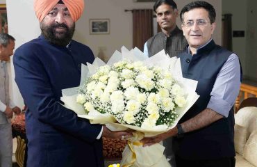 राज्यपाल से भेंट कर दीपावली की शुभकामनाएं देते हुए डीजीपी श्री दीपम सेठ।