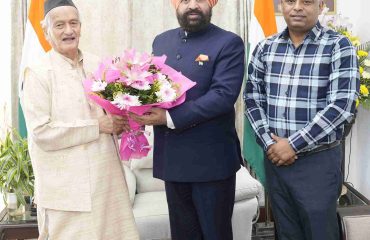 राज्यपाल लेफ्टिनेंट जनरल गुरमीत सिंह (से नि) से भेंट कर दीपावली की शुभकामनाएं देते हुए पूर्व राज्यपाल महाराष्ट्र और पूर्व मुख्यमंत्री उत्तराखण्ड श्री भगत सिंह कोश्यारी।