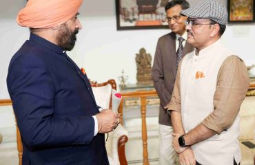 राज्यपाल से भेंट कर दीपावली की शुभकामनाएं देते हुए पीसीसीएफ डॉ. समीर सिन्हा।