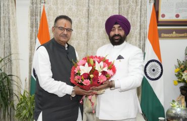 Cabinet Minister Shri Ganesh Joshi paying a courtesy call on the Governor and extending Diwali greetings.