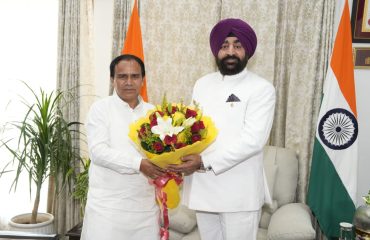 Cabinet Minister Dr. Dhan Singh Rawat paying a courtesy call on the Governor and extending Diwali greetings.