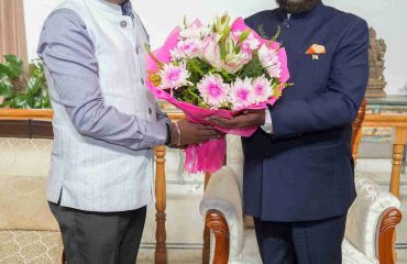 राज्यपाल से भेंट कर दीपावली की शुभकामनाएं देते हुए मुख्य सचिव श्री आनन्द बर्द्धन।