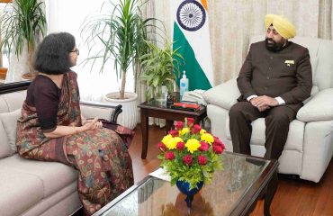 23-10-2025:राज्यपाल से राजभवन में इंदिरा गांधी राष्ट्रीय वन अकादमी, देहरादून की निदेशक श्रीमती भारती ने शिष्टाचार भेंट की।