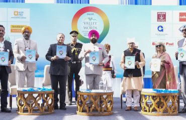 इंटरनेशनल लिटरेचर एंड आर्ट फेस्टिवल के 9वें संस्करण का शुभारंभ करते हुए राज्यपाल।