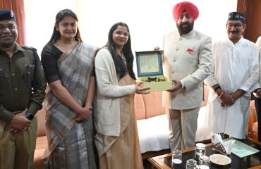 वानिकी महाविद्यालय, रानीचौरी में दो दिवसीय चिंतन शिविर के शुभारंभ अवसर पर राज्यपाल को स्थानीय उत्पाद भेंट करती हुईं जिलाधिकारी श्रीमती नितिका खण्डेलवाल।