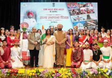 Governor interacting with artists and students on the Foundation Day programme of various states and union territories at Raj Bhawan.;?>