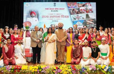 Governor interacting with artists and students on the Foundation Day programme of various states and union territories at Raj Bhawan.