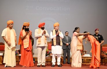 President Smt. Draupadi Murmu presenting degrees and medals to researchers and students at the second convocation.