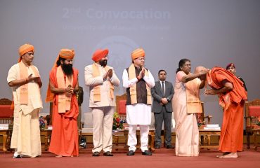 पतंजलि विश्वविद्यालय हरिद्वार के द्वितीय दीक्षांत समारोह में शोधार्थियां एवं विद्यार्थियों को उपाधि व मेडल प्रदान करती हुईं राष्ट्रपति श्रीमती द्रौपदी मुर्मु।