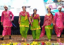 राजभवन में विभिन्न राज्यों और केंद्र शासित प्रदेशों के स्थापना दिवस कार्यक्रम के अवसर पर विविध सांस्कृतिक कार्यक्रमों की मनमोहक प्रस्तुतियां देते हुए कलाकार।;?>