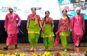 राजभवन में विभिन्न राज्यों और केंद्र शासित प्रदेशों के स्थापना दिवस कार्यक्रम के अवसर पर विविध सांस्कृतिक कार्यक्रमों की मनमोहक प्रस्तुतियां देते हुए कलाकार।