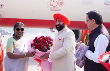 राष्ट्रपति श्रीमती द्रौपदी मुर्मु के जौलीग्रांट एयरपोर्ट आगमन पर उनका स्वागत एवं अभिनंदन करते हुए राज्यपाल लेफ्टिनेंट जनरल गुरमीत सिंह (से नि)।