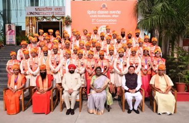 President Smt. Draupadi Murmu along with the Governor and Chief Minister with researchers and students who received degrees and medals at the second convocation of Patanjali University, Haridwar.