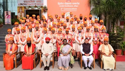 President Smt. Draupadi Murmu along with the Governor and Chief Minister with researchers and students who received degrees and medals at the second convocation of Patanjali University, Haridwar.