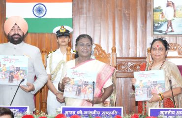 स्मारिका ‘रम्माण’ का विमोचन करती हुईं राष्ट्रपति श्रीमती द्रौपदी मुर्मु।