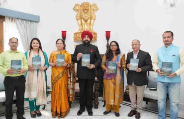 राजभवन में “माउंटेन्स ऑफ लेबर, करन्ट्स ऑफ चेंज-वुमैंस लाइवलीहुड एंड इकोनॉमिक ट्रांजिशंस इन द हिमालयन रीजन एंड उत्तराखण्ड’’ पुस्तक का विमोचन करते हुए राज्यपाल।