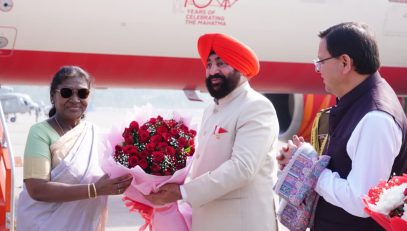 Governor Lt Gen Gurmit Singh (Retd) welcoming and felicitating President Smt. Draupadi Murmu on her arrival at Jolly Grant Airport.
